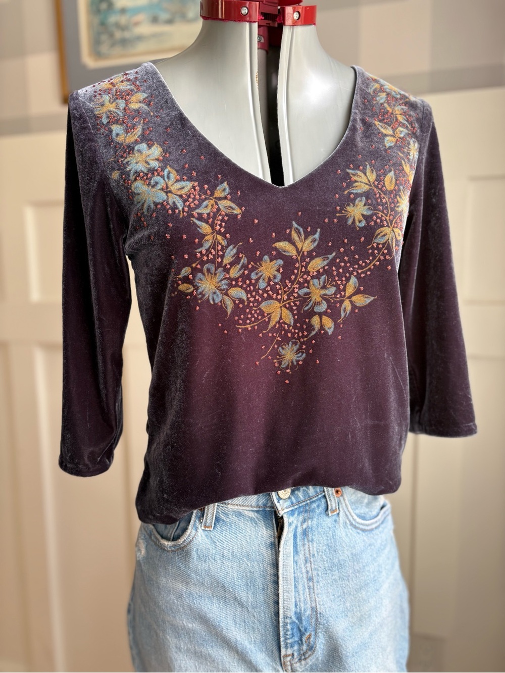 90’s Vintage Women's Floral V-Neck Velvet Top in Deep Plum Large - Picture 7 of 10